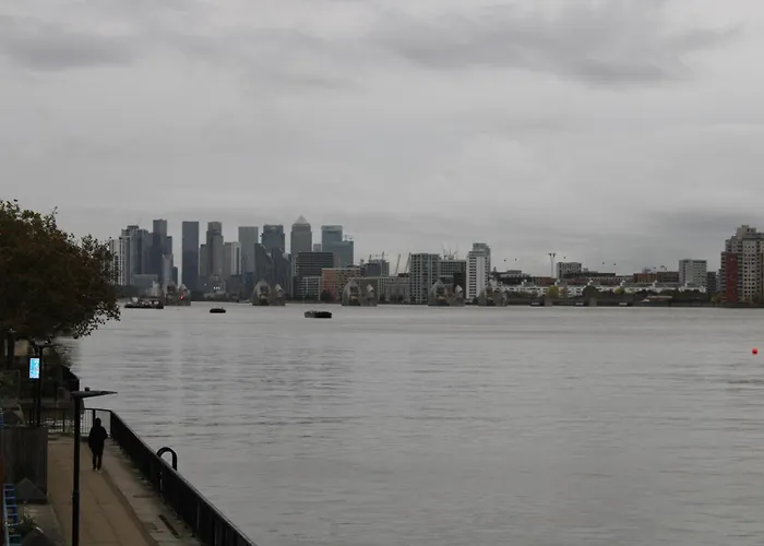 Amazing River View 2 Bedroom Apartment, Sleeps 6 , Balcony And Parking
