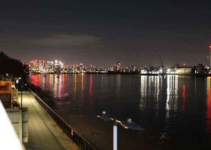 Amazing River View 2 Bedroom Apartment, Sleeps 6 , Balcony And Parking