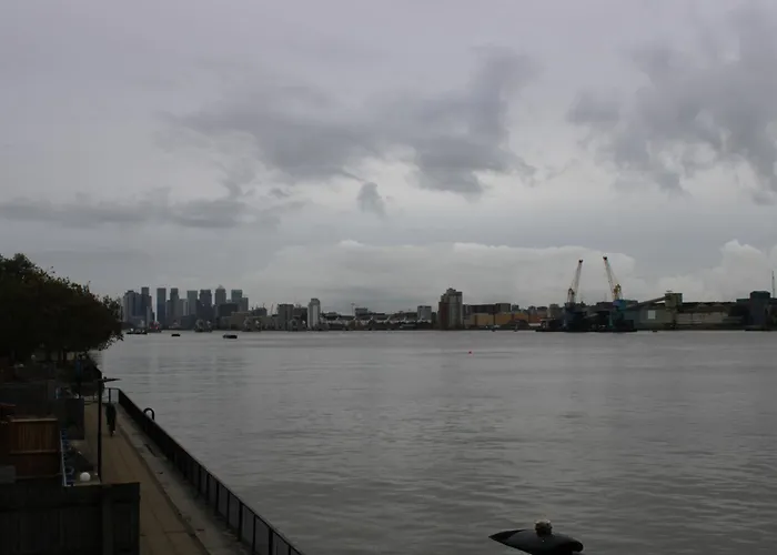 Amazing River View 2 Bedroom Apartment, Sleeps 6 , Balcony And Parking